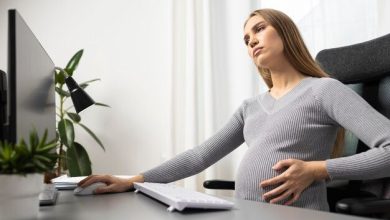 side-view-pregnant-businesswoman-her-desk-holding-her-belly_23-2148804400-5453299